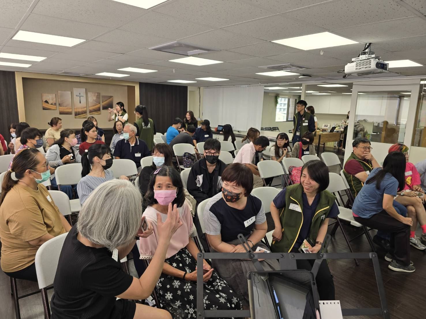 來自高雄12區的40位社區志工齊聚，與芥菜種會攜手建構社區助人網絡。(芥菜種會提供)