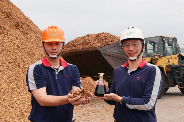 華紙花蓮廠廠長邱奕盛（右）帶領參訪者認識廠區循環系統。