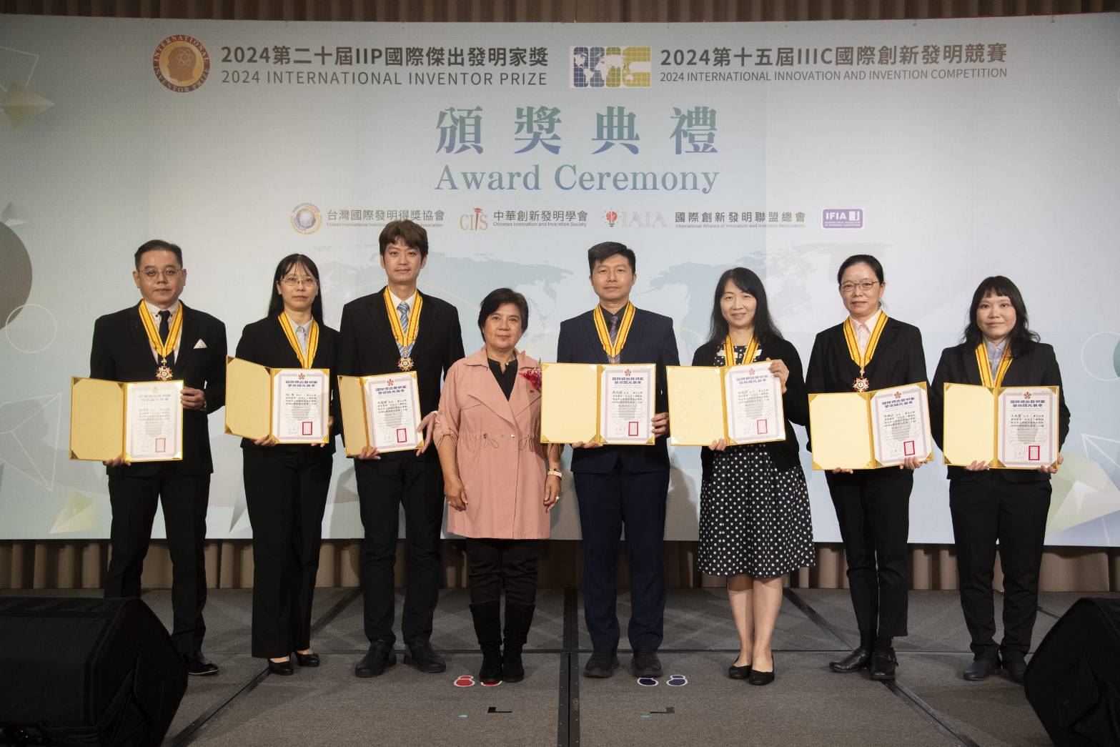 健康與福祉永續發展協會魏澤民教授(左一)榮獲2024國際學術與創新雙重殊榮