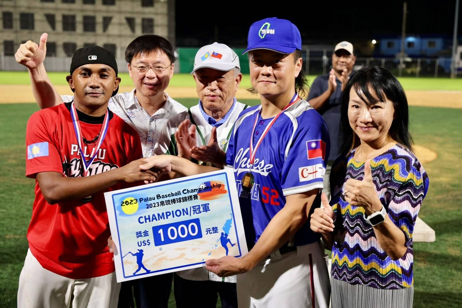 社團法人台灣國際棒球交流發展協會理事長黃思傑（右二）、田政次（中）、趙委員（左二）及黎大使（右一）為棒球冠軍頒發獎金。