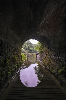 三貂嶺生態友善隧道的鏡面水池，遊人可以發揮創意，利用倒影，拍出令人驚豔的夢幻景色。