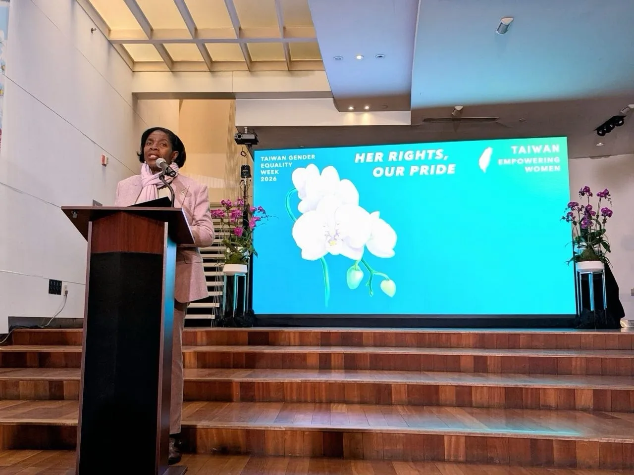 聖露西亞平等、勞工、性別事務、社會公義暨消費者事務部部長Emma Hippolyte致詞。