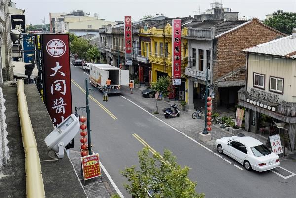 因地理交通優勢而崛起的雲林西螺醬油，一條街上就擁有多家醬廠。（莊坤儒攝）