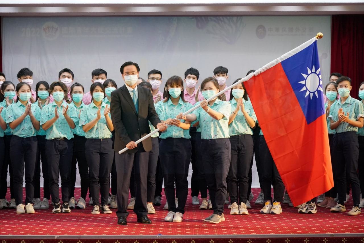 吳部長授旗予外交部非政府組織國際事務會執行長王雪虹及全體團員。