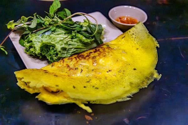 越南物產豐饒，以米食為主，鮮蔬多樣。圖中小吃依序為：越南春捲、越南河粉及越南煎餅。