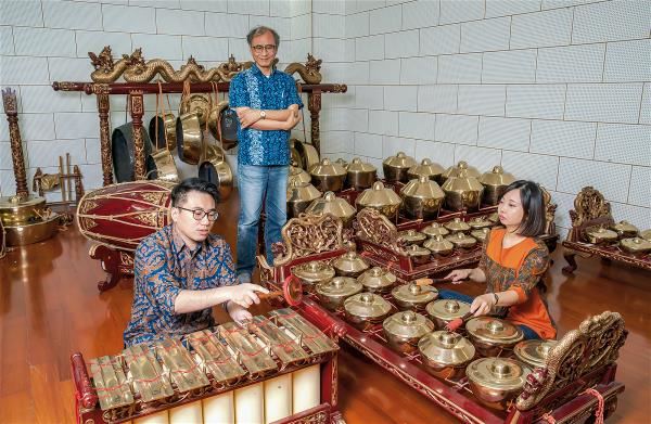 在蔡宗德（中）對東南亞表演藝術的研究中，極具貢獻的成員黃筌琳（右）和蔡秉君（左）成立了「日央人兒」樂團，致力保存並發揚印尼傳統樂器甘美朗。