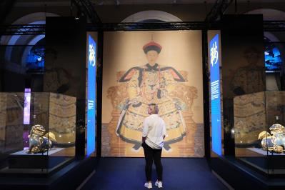 清朝皇帝畫像與〈掐絲琺瑯獅子〉佇立捷克特展入口處，象徵康雍乾時期中西交流頻繁，並呼應捷克國徽上的獅子，彰顯台捷文化對話。（楊婉瑜攝）
