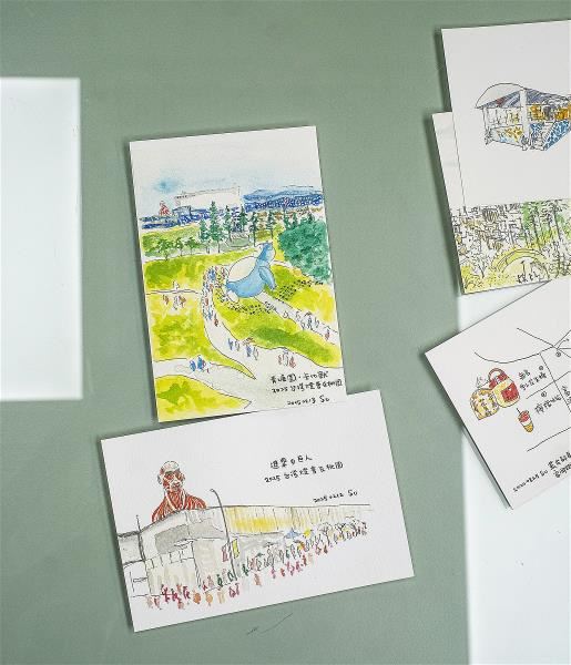These postcards show Su Jun-pin’s paintings of scenes from the 2025 Lantern Festival in Taoyuan. (photo by Kent Chuang)