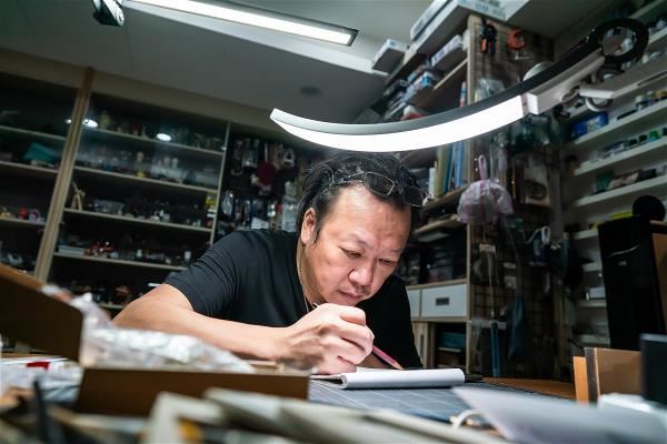 「把能讓你印象深刻或感動你的畫面,呈現在微縮作品裡,那就是表現台灣特色最簡單的方式。」鄭鴻展至今始終堅持相同理念。