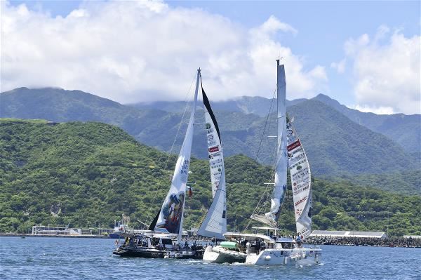 2024年,岳明集結36所學校師生,駕著光腳號與阿莫號兩艘大型帆船,完成航行台灣一圈的計畫。