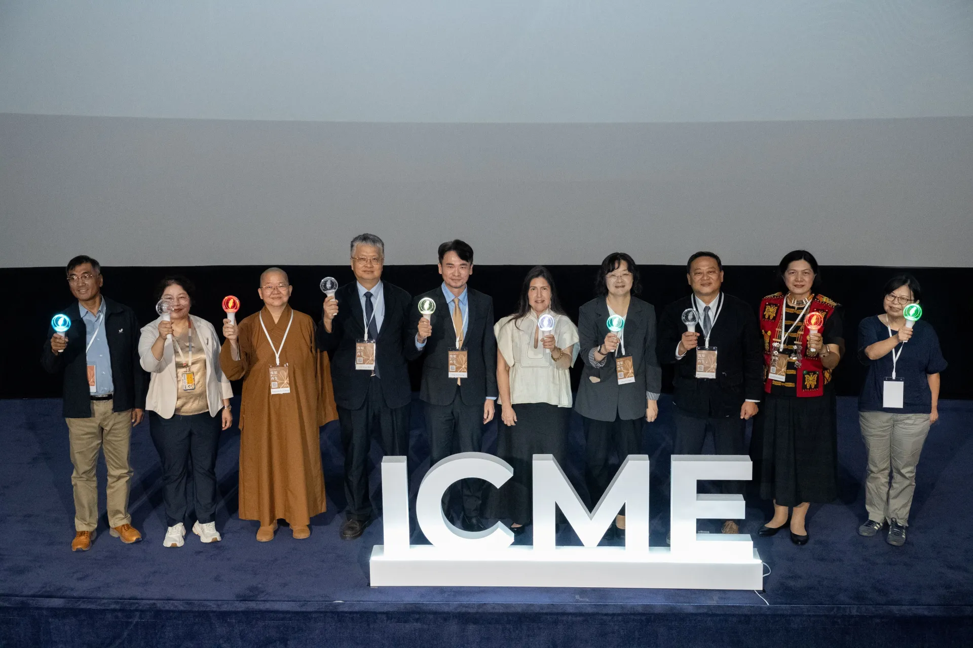 ICOM-ICME 2026臺灣年會開幕啟動儀式 邀請年會主辦、合辦及協辦單位代表上台 一同揮動臺灣應援棒祝福年會圓滿順利