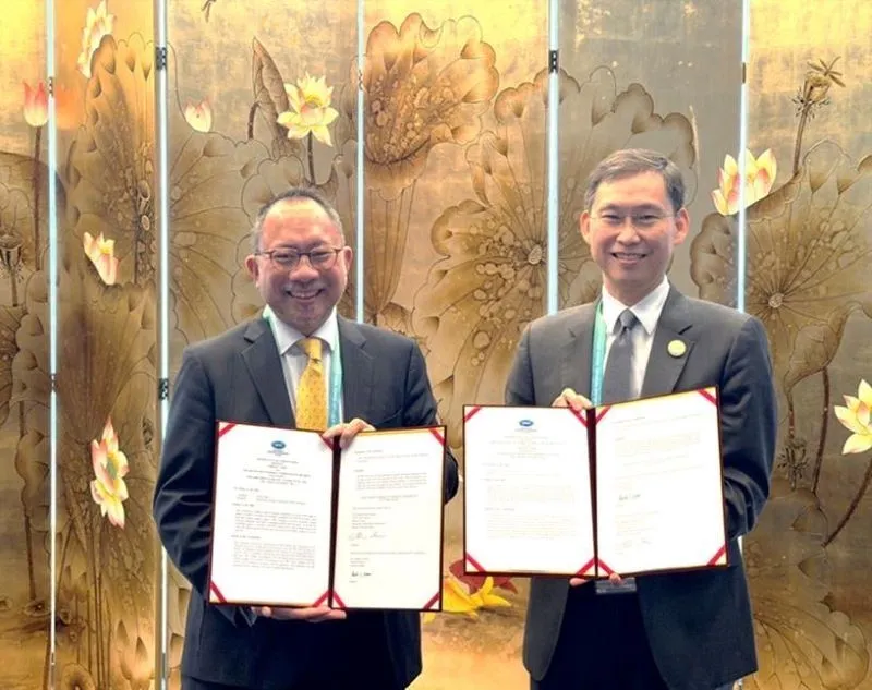 Jonathan C.Y. Sun (right), director general of MOFA’s Department of International Organizations, and APEC Secretariat Executive Director Eduardo Pedrosa display a freshly inked MOU Dec. 11 in Shenzhen, China. (MOFA)