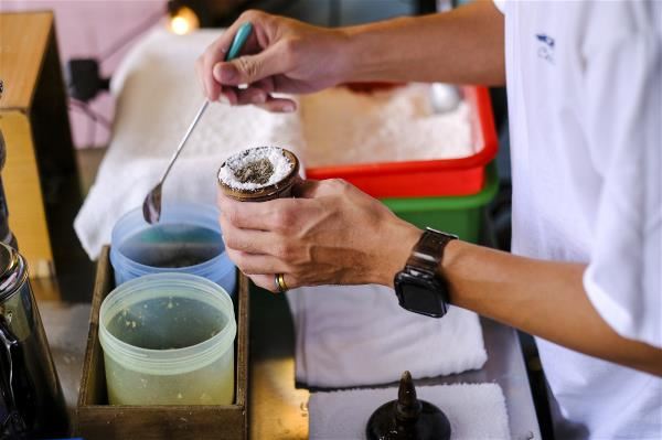 除芝麻、花生等,潘恩平也曾嘗試加入巧克力、抹茶,甚至嘉義特產雞肉飯,製作出多種口味的狀元糕。