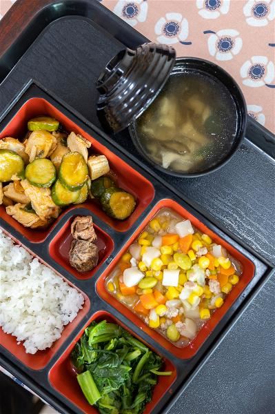 台灣學校的營養午餐普及率已達100%。