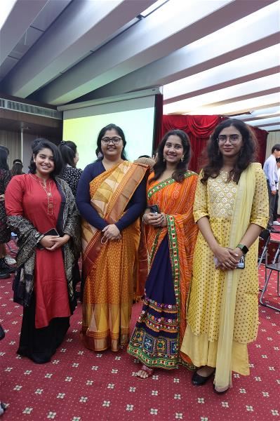 來自印度的菁英專班學生，與印度駐台使節（左二）合影留念。