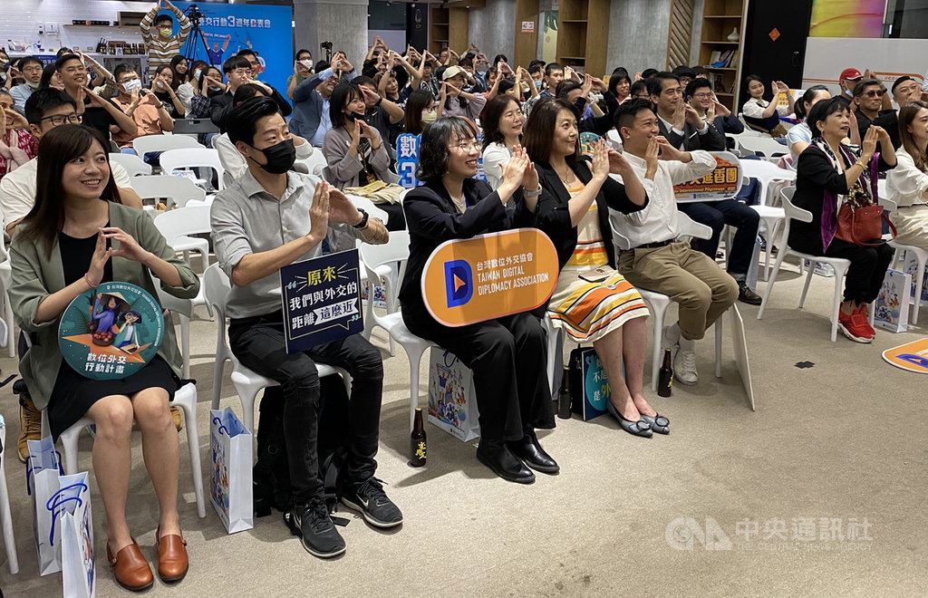 台灣數位外交協會5月1日在台北舉辦3週年發表會,吸引約120人共襄盛舉,包括無黨籍立委林昶佐。中央社記者鍾佑貞攝 110年5月1日