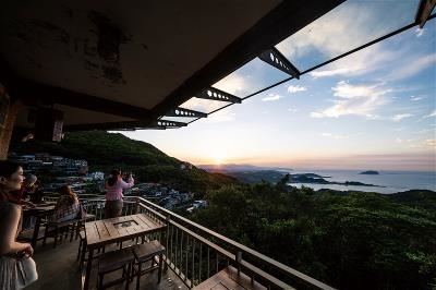 九份的景色豐富多變，近觀基隆山、遠眺基隆嶼，山海與天光產生無限組合。