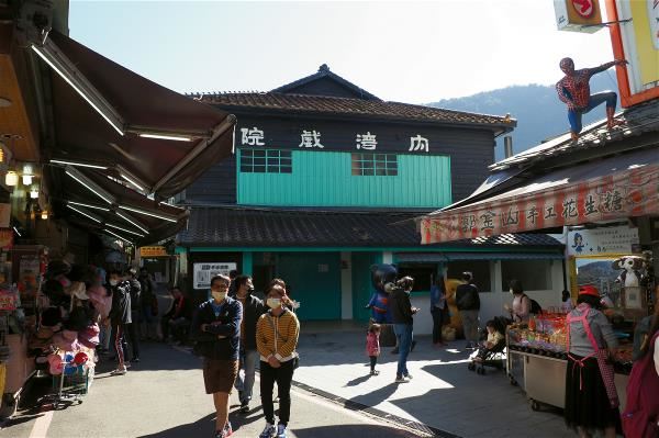 內灣老街上有1950年完工的戲院，還有許多販售客家美食的攤販。