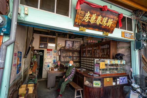 老屋卸妝後的「新陽春藥房」,讓人回溯舊時的風華。