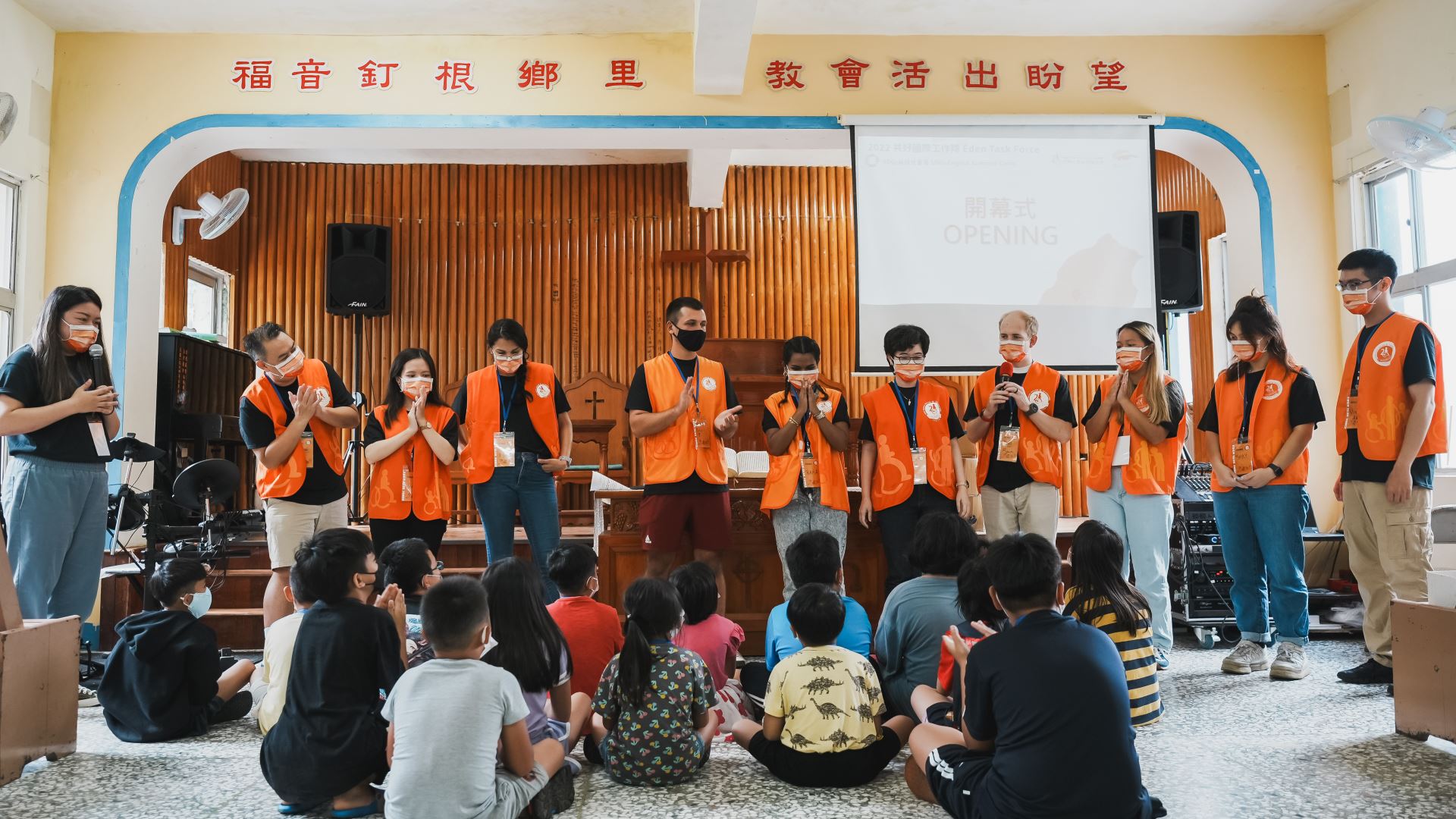 英語營海外志工準備豐富有趣的活動，陪伴司馬限部落學童