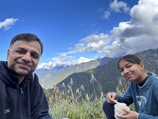 Manharsinh Yadav and his family climbed Yushan, Taiwan’s highest peak, where they enjoyed the beautiful mountain scenery. (courtesy of ITA)