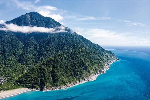 The close proximity of the mountains to the sea along Taiwan’s East Coast reminds Franck Paris of his family’s native Corsica. The area has made a deep impression on him. (photo by Kent Chuang).