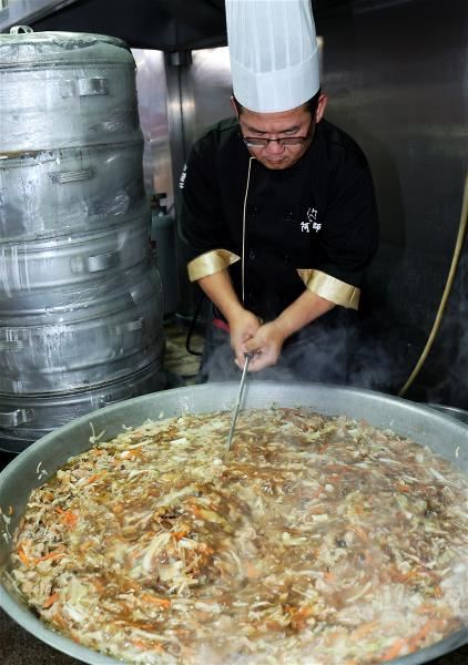 以四～五個小時熬煮高湯，才能熬出羹湯的渾厚！