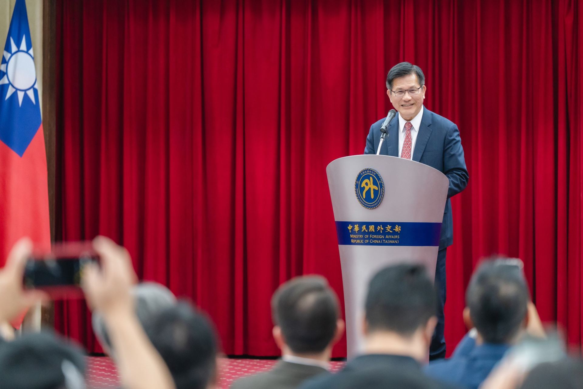 外交部長林佳龍為「2025第三十屆亞洲拉力賽」授旗儀式致詞。