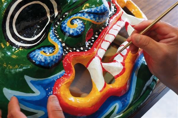 Wu Teng-hsing paints his lion heads freehand, working from patterns and proportions that are in his head rather than from sketches. He even does the eyes all at one go.