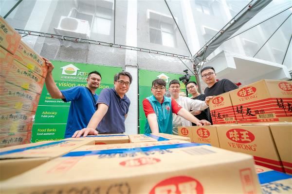 孔雀魚．古比的創辦人林坤正（左2）與團隊，規劃以科技工具打造e-Foodbank，擴大共運平台的影響力，讓更多人一起減碳做公益。