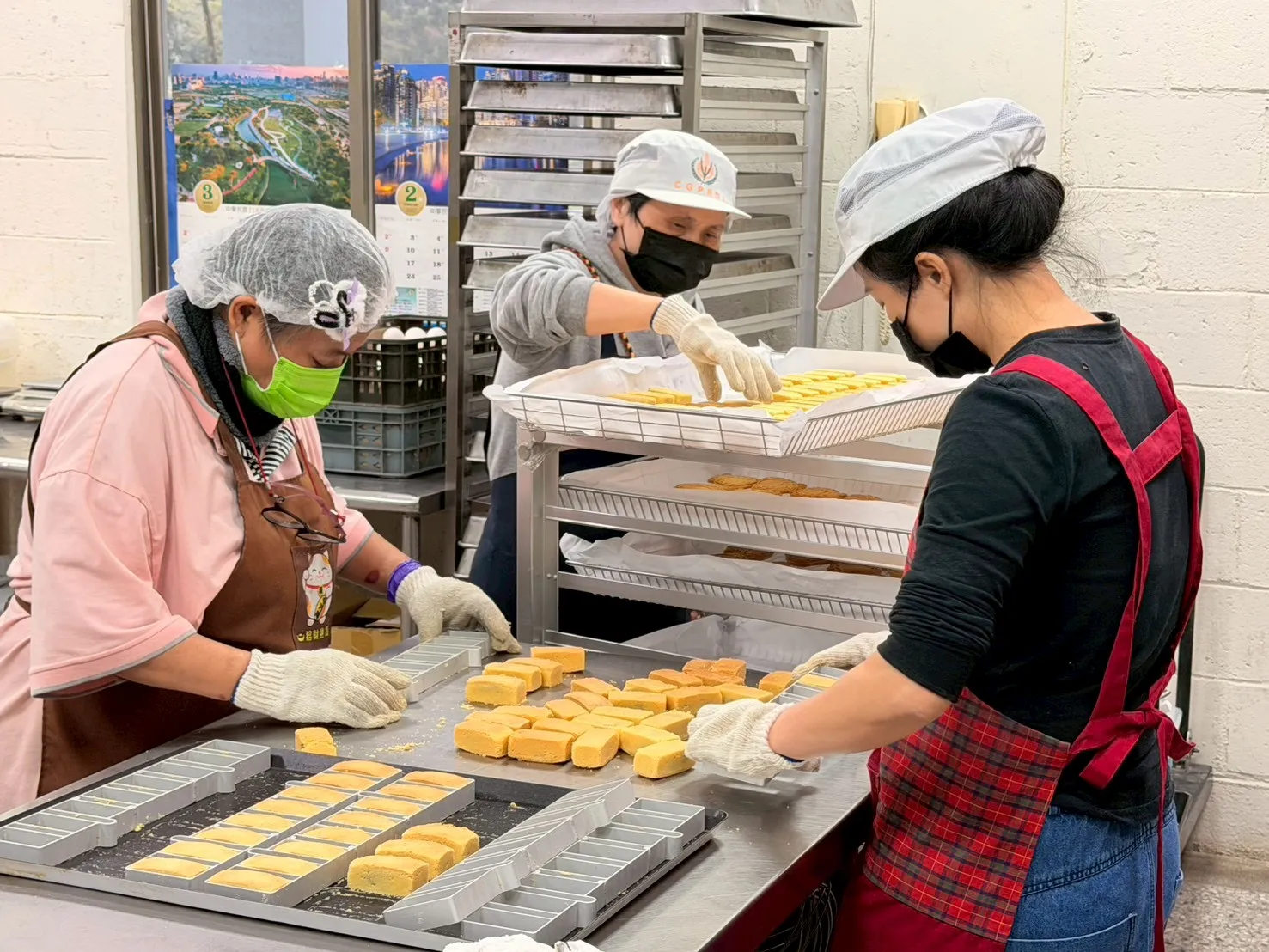 芥菜種會社企品牌「習得」，推出多款由以工「帶振」者親手製作的新年禮盒商品。（芥菜種會提供）