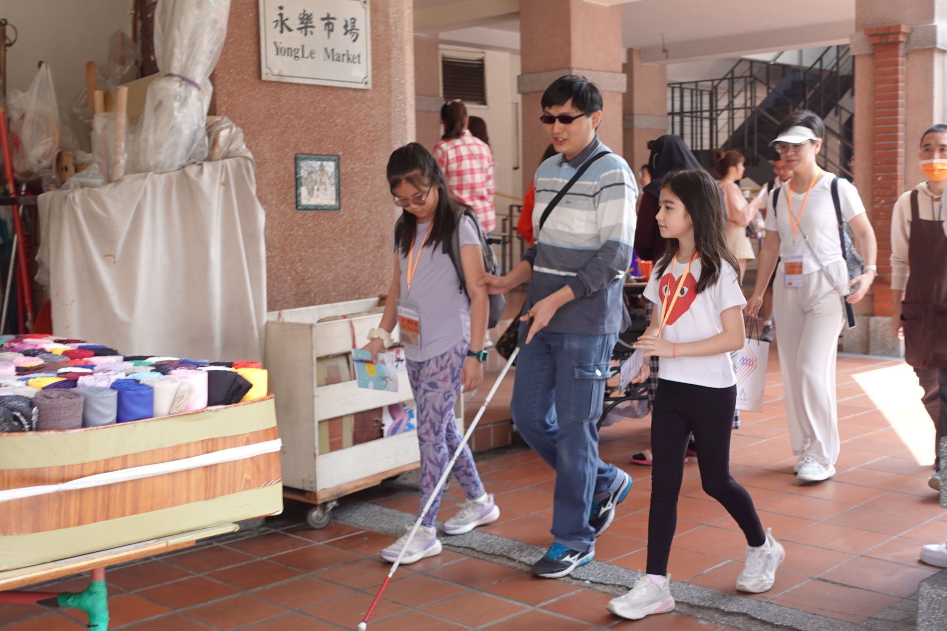 伊甸視障服務處邀請視障大使,與香港小學生親子共遊大稻埕