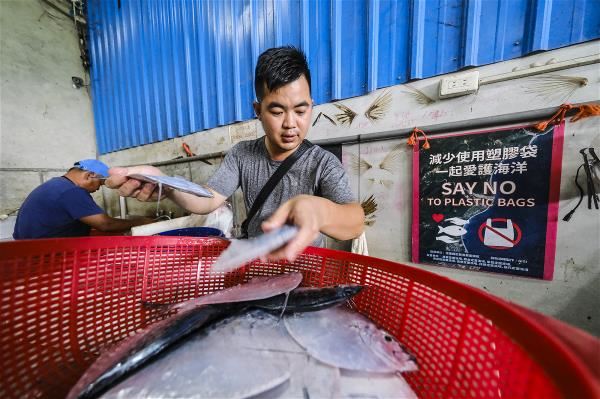 除了販售漁貨,嘉豐漁場也推廣「買魚不用塑膠袋」。