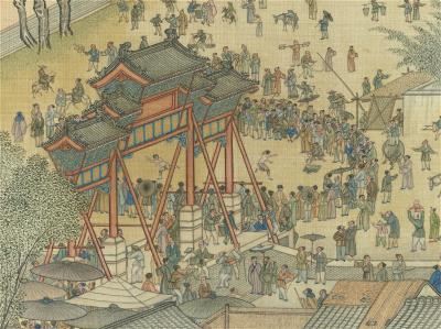 〈清院本 清明上河圖〉中的一幕：牌坊旁，比武場面吸引眾人圍觀，小孩站在牛背上，都不願錯過這精彩瞬間。