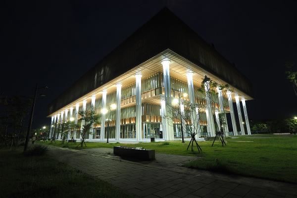 夜色中之台南市立圖書館。