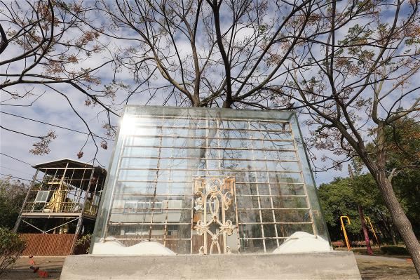 藝術家利用廢棄鐵花窗創作裝置藝術,也是二手建材的途徑之一。