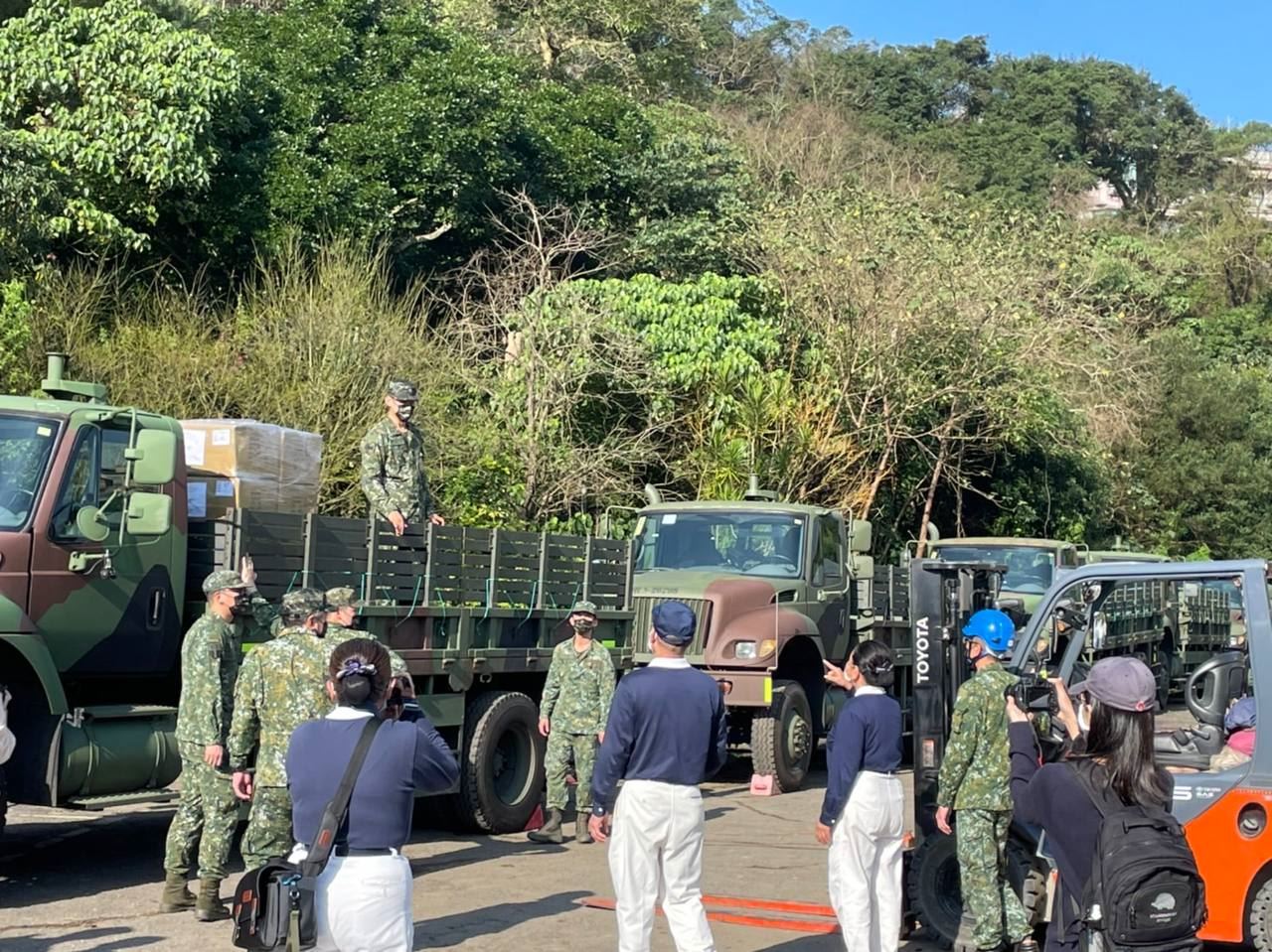 國防部派遣國軍支援駐台北土耳其貿易辦事處運送國人愛心物資至桃園國際機場。