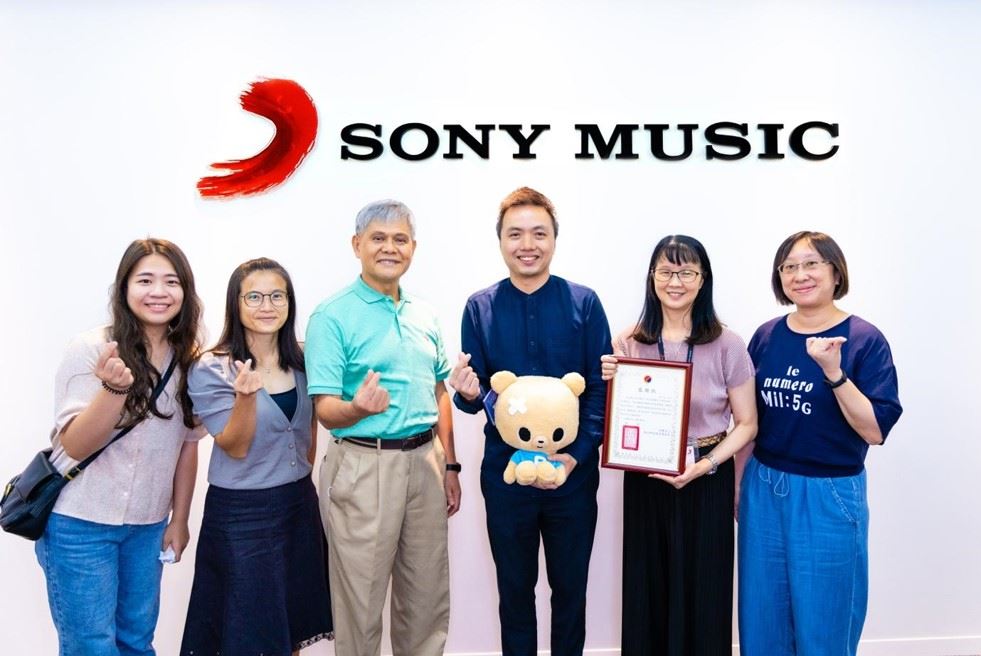 現代婦女基金會專員黃佩瑜、執行秘書暨公益行銷主任吳姿瑩、董事兼執行長范國勇、台灣索尼音樂總經理符國文、財務暨營運管理總經理 張美玲及行政管理副總監廖鴻雯