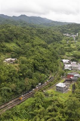 平溪支線穿梭於青山與河谷之間。