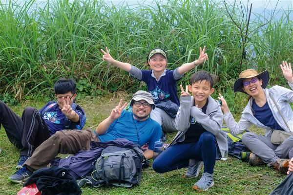 台灣生態登山學校相信，將人們帶進山林，讓關係變得緊密，不論大小朋友都能從中學習生命更多的美好。
