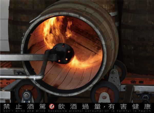 橡木桶透過刨、烘、燒烤桶處理,既保有前身葡萄酒的香氣,又回復桶活性,圖為燒烤桶。