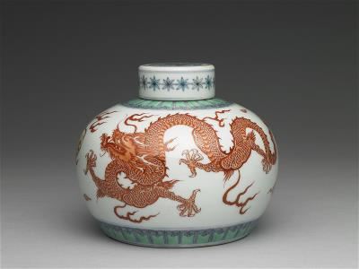 〈五彩紅龍鳳紋蓋罐〉是清康熙年間的陶瓷器皿，用於貯藏茶葉。罐腹主紋是龍鳳戲珠。將在法國「龍」展展出。