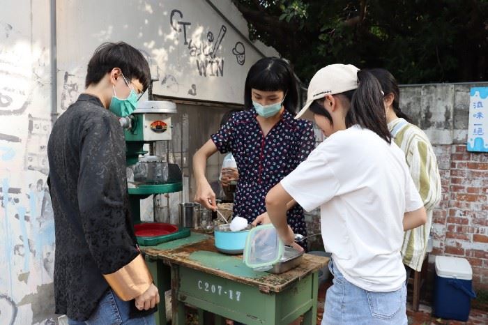 竹松社區大學的學員將零廢棄課程觀念，融入市集攤位；來到剉冰攤的顧客，必須自備容器，才能享用清涼的剉冰。 攝影／蔡昀彤