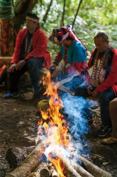 鄒族是山林的專家，是讀山的人。圍著火，一言一語，聊起過往進山狩獵的故事。