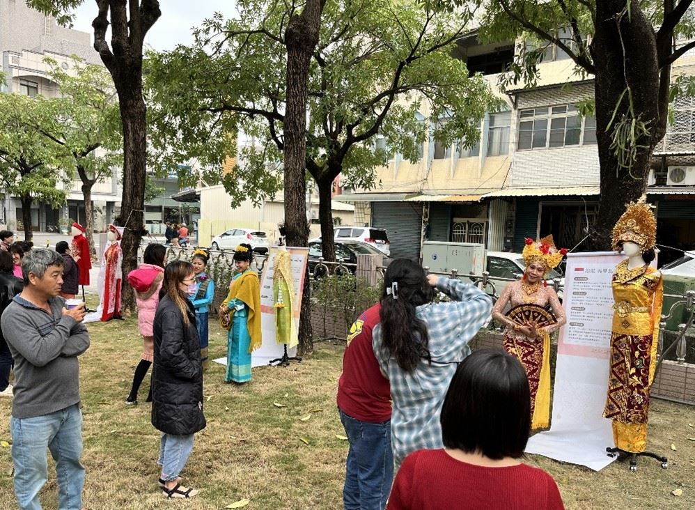 四季婚禮樂章展出新住民婚禮特色服飾與配件。