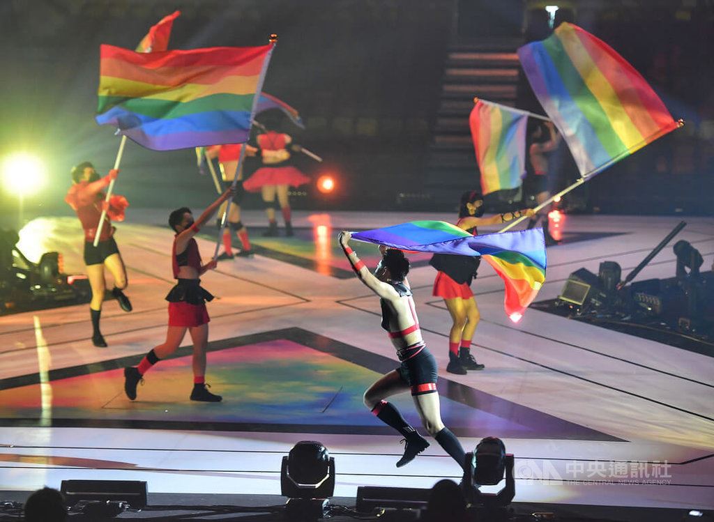 2022台北亞洲同志運動會以賽會為平台，號召亞太各個國家區域共同參與，29日晚間在台北和平籃球館舉行開幕式，演出者們在台上舞動6色彩虹旗。中央社記者王飛華攝 111年4月29日