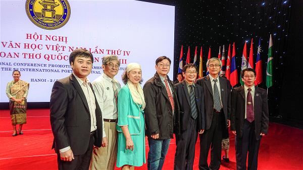 蔣為文（中）率領台文筆會赴越南參加「越南文學國際推廣盛會」。（蔣為文提供）