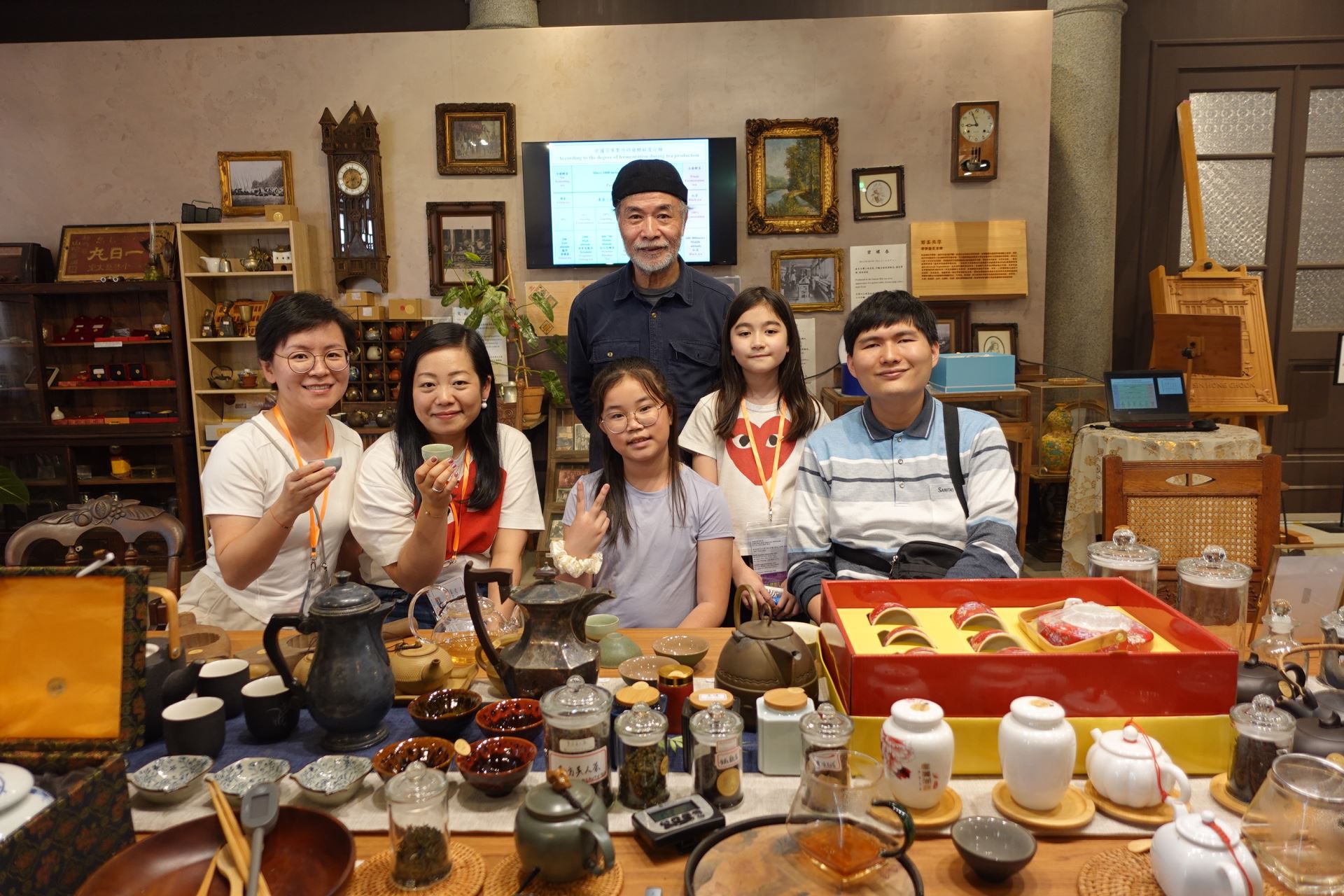 伊甸明盲共遊來到新芳春茶行品茗,共享茶葉芳香