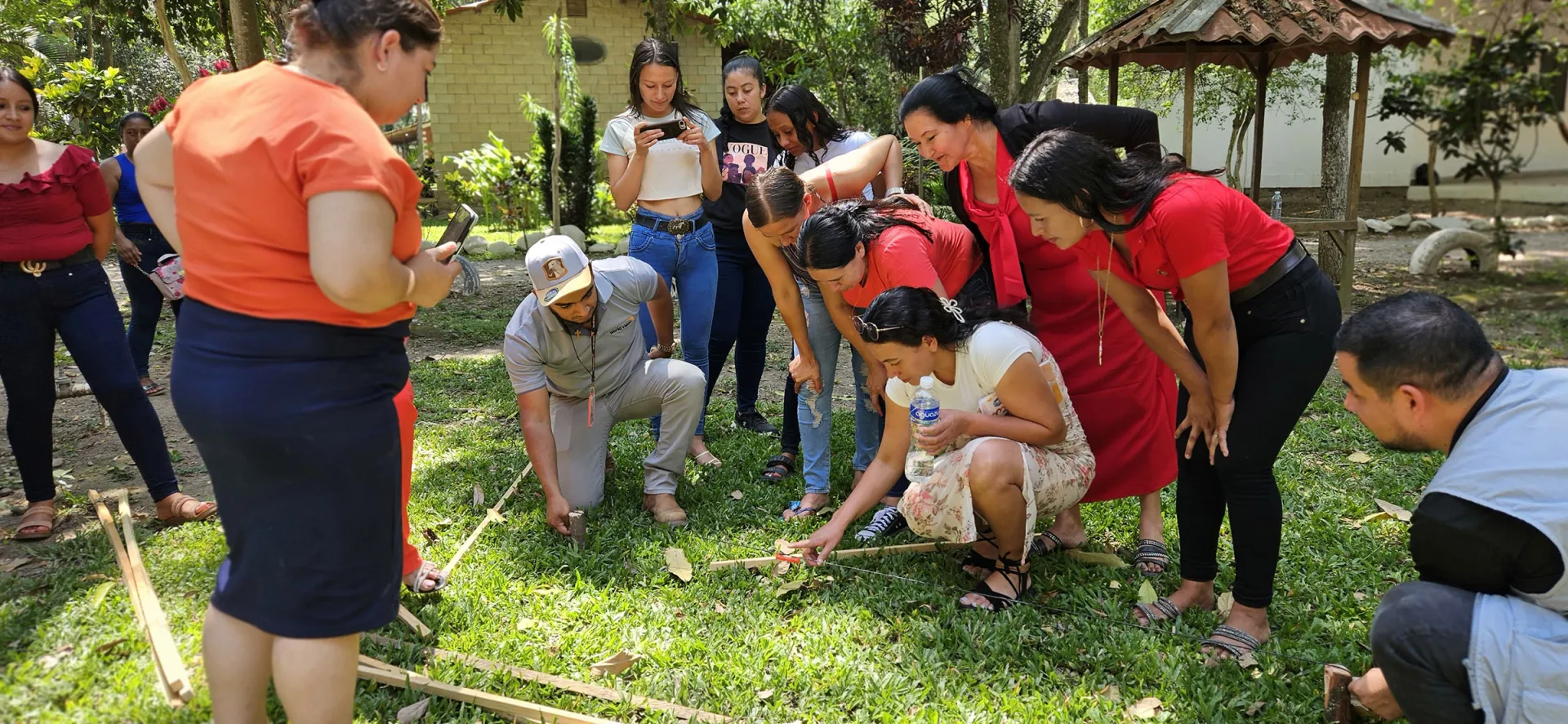 展望會培訓流芳咖啡計畫區婦女使用A型水平儀監測山坡地侵蝕狀況。(台灣世界展望會提供)