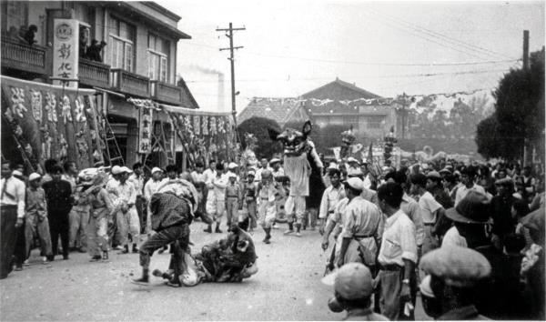 A 1950s Beigan Mazu procession. In those days, the whole community took part in what was then a major event. (courtesy of Gao Shuhui)